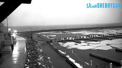 Rotating view of Harbor Center Marina along Lake Michigan. // Image captured at: 2024-12-27 13:20:15 UTC (about 13 min. prior to this post) // Current Temp in Sheboygan: 42.92 F | 6.07 C // Precip: mist // Wind: SSE at 5.749 mph | 9.25 kph // Humidity: 97%