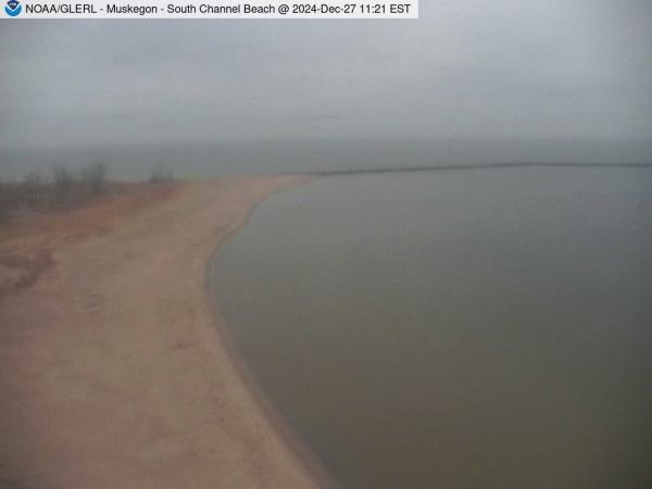 View above South Channel Beach in Muskegon as it meets Lake Michigan. // Image captured at: 2024-12-27 16:21:01 UTC (about 12 min. prior to this post) // Current Temp in Muskegon: 42.53 F | 5.85 C // Precip: mist // Wind: E at 8.053 mph | 12.9 kph // Humidity: 93%