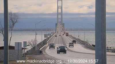 Southwestern view of the Mackinac Bridge traversing the Straits of Mackinac. // Image captured at: 2024-12-30 20:58:18 UTC (about 5 min. prior to this post) // Current Temp in St. Ignace: 36.51 F | 2.51 C // Precip: light intensity drizzle // Wind: W at 18.410 mph | 29.62 kph // Humidity: 95%